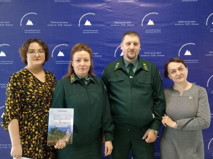 Победителям краевого фотоконкурса «Сохраним леса Забайкальского края»  вручили грамоты, сертификаты и памятные подарки 